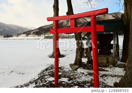 冬の遠野 釜石線と小さな神社 128866583