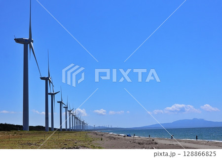 海岸に設置された風力発電機 128866825