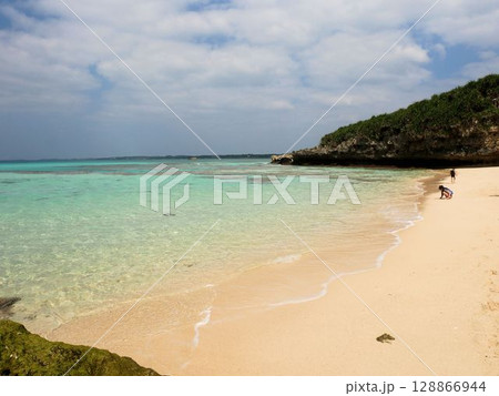 美しい砂山ビーチ　（沖縄県宮古島） 128866944
