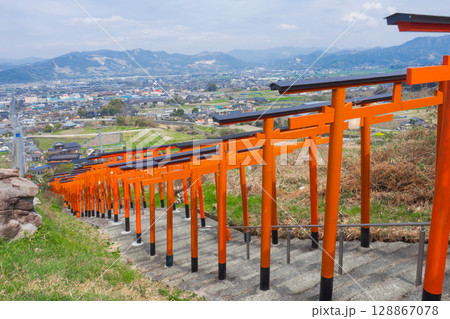 浮羽稲荷神社の赤い鳥居 128867078