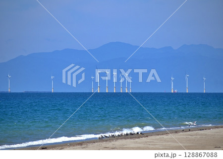 洋上に設置された風力発電機 128867088