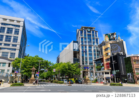 東京　港区　北青山の都市風景　表参道交差点付近 128867113