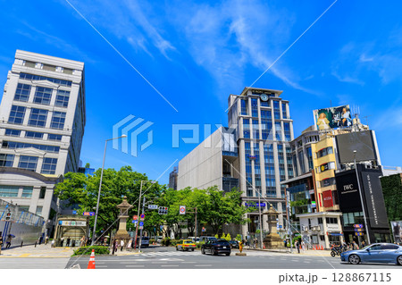 東京 港区 北青山の都市風景 表参道交差点付近 東京 港区 北青山の都市風景 表参道交差点付近 128867115
