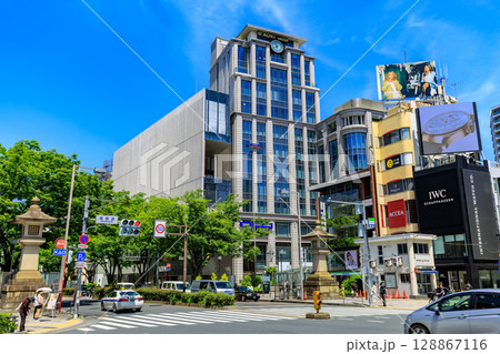 東京　港区　北青山の都市風景　表参道交差点付近 128867116