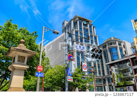 東京　港区　北青山の都市風景　表参道交差点付近 128867117