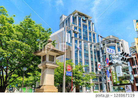 東京　港区　北青山の都市風景　表参道交差点付近 128867119