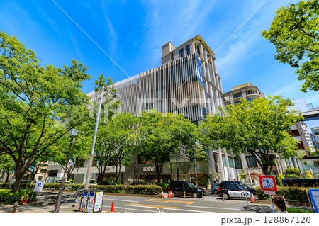 東京 港区 北青山の都市風景 表参道交差点付近 東京 港区 北青山の都市風景 表参道交差点付近 128867120