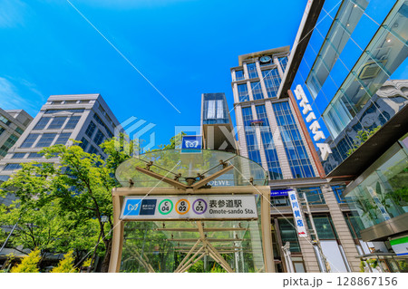 東京　港区　北青山の都市風景　表参道駅とAOKI表参道ビル 128867156