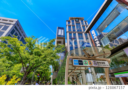 東京　港区　北青山の都市風景　表参道駅とAOKI表参道ビル 128867157