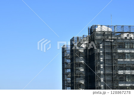 日本の横浜都市景観　夏空が広がる…マンションの補修や点検等、足場や防護ネットなどを望む＝24日 128867278