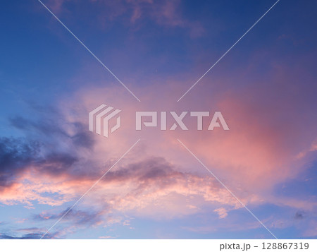 夕方の空オレンジ色橙色 128867319