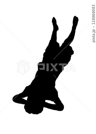 ごろ寝する人のシルエット 128868083