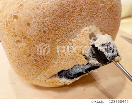 ホームベーカリーで焼いた食パン ホームベーカリーで焼いた食パン 128868443