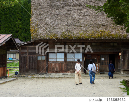 初夏の世界遺産白川郷の合掌造りと女性観光客の姿 128868482