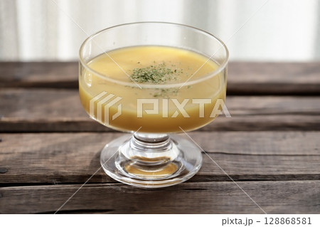 デザートグラスに入れた冷製コーンポタージュ 128868581