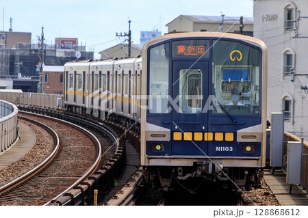 地下鉄東山線、藤が丘駅付近を走るN1000形車輌 地下鉄東山線、藤が丘駅付近を走るN1000形車輌 128868612