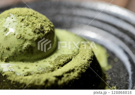 抹茶わらび餅の上に乗せた抹茶アイスクリーム 128868818
