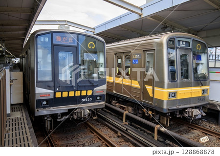 地下鉄東山線、藤が丘駅に並んで停車しているN1000形電車と5050形電車 地下鉄東山線、藤が丘駅に並んで停車しているN1000形電車と5050形電車 128868878