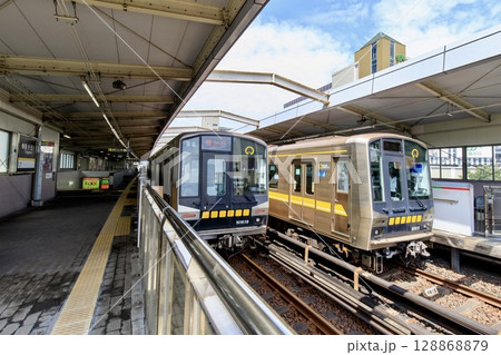地下鉄東山線、藤が丘駅に並んで停車しているN1000形電車と5050形電車 128868879