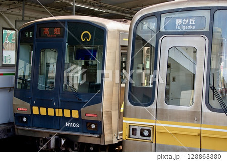 地下鉄東山線、藤が丘駅に並んで停車しているN1000形電車と5050形電車 128868880