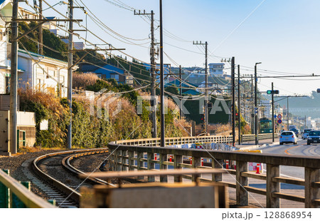 鎌倉の朝　七里ヶ浜を走る江ノ電 128868954