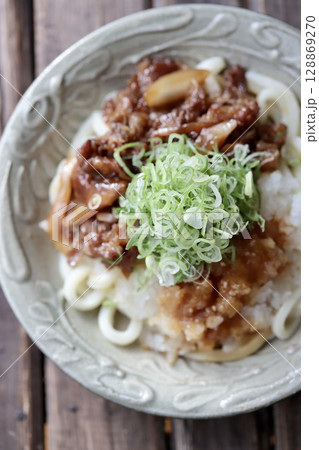 やちむんに盛り付けた牛すき肉と鬼おろしの冷やしぶっかけうどん 128869270