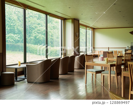 リゾートホテルのロビーの窓ガラスとソファーの様子 128869497