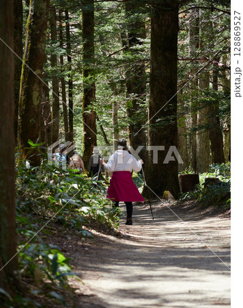 初夏の観光名所上高地の森の散策道でハイキングする女性観光客の姿 128869527