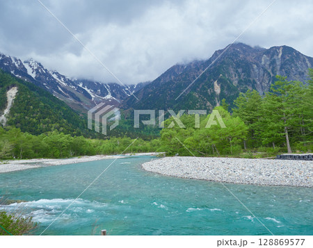 春の観光名所上高地の穂高連峰と梓川の風景 128869577