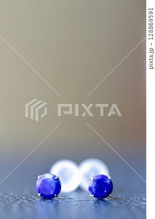 レザーの上に置いたラピスラズリの10Kスタッドピアス 青い天然石ジュエリー レザーの上に置いたラピスラズリの10Kスタッドピアス 青い天然石ジュエリー 128869591