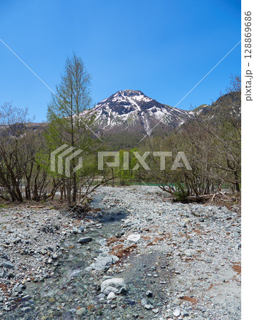 春の観光名所上高地の焼岳と渓流の風景 春の観光名所上高地の焼岳と渓流の風景 128869686