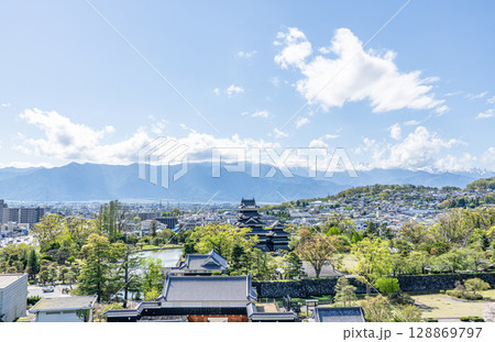 長野県松本市 松本城と周辺の町並み 長野県松本市 松本城と周辺の町並み 128869797