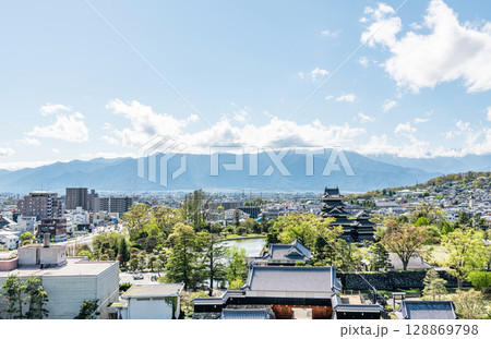 長野県松本市 松本城と周辺の町並み 長野県松本市 松本城と周辺の町並み 128869798