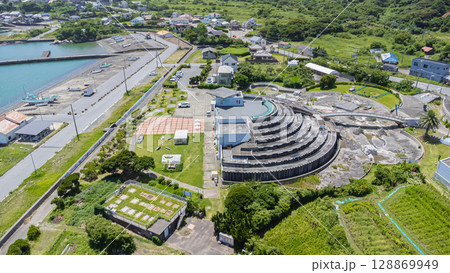 千葉県鴨川市の海岸と町並みを望むドローン空撮風景 千葉県鴨川市の海岸と町並みを望むドローン空撮風景 128869949