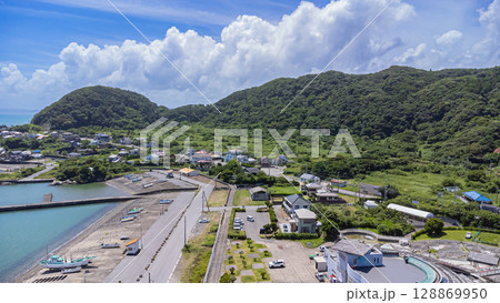 千葉県鴨川市の海岸と町並みを望むドローン空撮風景 128869950