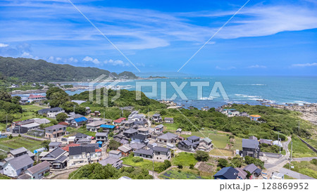 千葉県鴨川市の海岸と町並みを望むドローン空撮風景 128869952