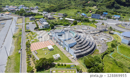 千葉県鴨川市の海岸と町並みを望むドローン空撮風景 128869955