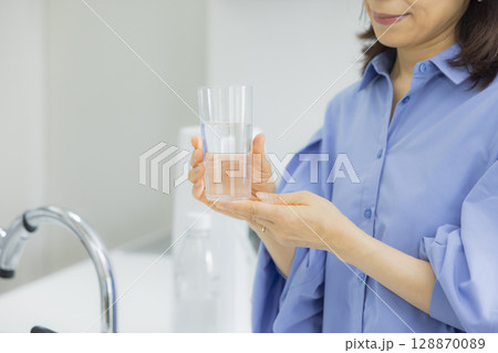 キッチンで水を飲む女性 キッチンで水を飲む女性 128870089