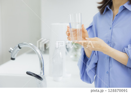 キッチンで水を飲む女性 キッチンで水を飲む女性 128870091