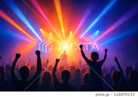 盛り上がるライブ会場 128870133