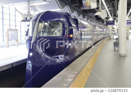 関西空港行ラピート（南海なんば駅ホーム） 128870155