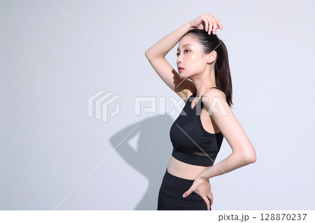 スポーツウェアの女性 128870237