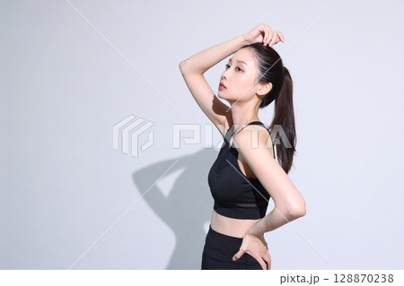 スポーツウェアの女性 128870238
