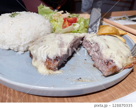 チーズハンバーグプレート デミグラスソースがけ定食 チーズハンバーグプレート デミグラスソースがけ定食 128870335