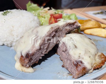 チーズハンバーグプレート デミグラスソースがけ定食 128870336