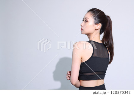 スポーツウェアの女性 128870342