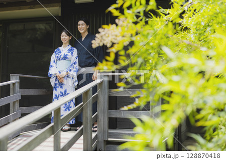 浴衣を着た男女 128870418