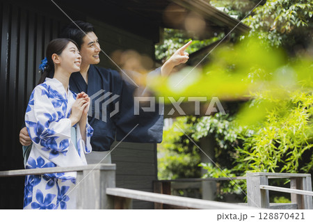 浴衣を着た男女 128870421
