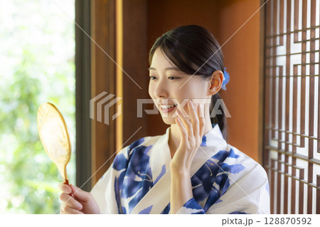 和室の浴衣の女性 和室の浴衣の女性 128870592