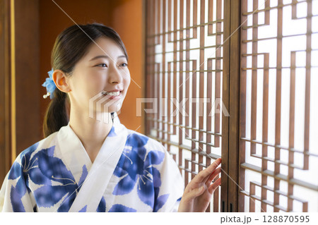 和室の浴衣の女性 和室の浴衣の女性 128870595